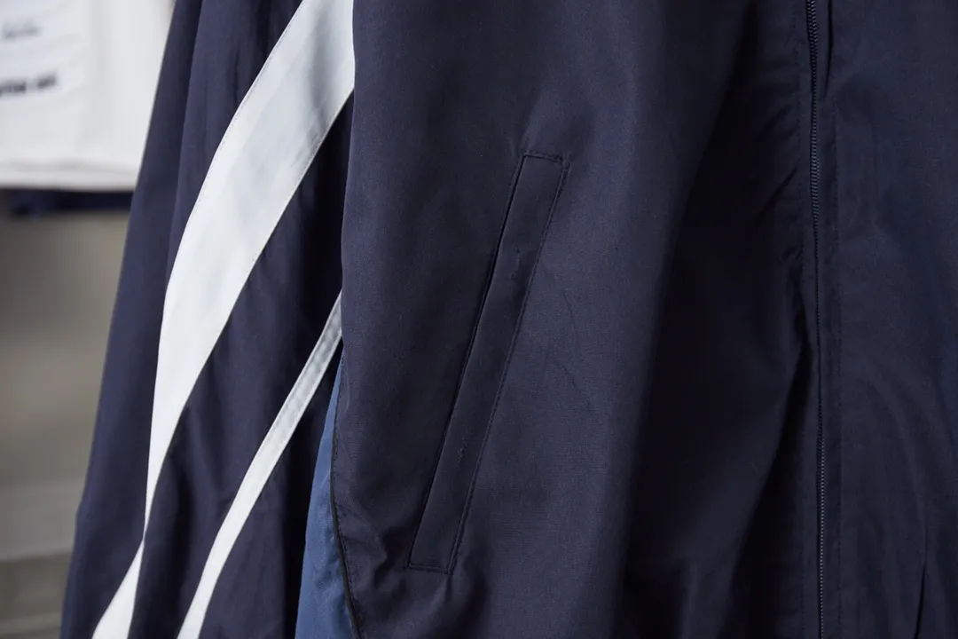 Balenciaga 𝘽𝘼𝙇𝙀𝙉𝘾𝙄𝘼𝙂𝘼 BLCG 25SS double-split waterproof waterproof jacket. Light luxury. A must-have item for men and women for daily commuting. Correct version. Welcome to compare. Detailed features · Customized matt Taslan jacket fabric · The entire fabric is pre-treated with a waterproof coating · The interior is made of three-grade polyester bird's eye mesh · OS ultra-loose silhouette design · Side zipper pockets Small stand-up collar design · Internal zipper pocket design · Elastic waistband design at the hem · Customized molded hardware zipper Jacket double puller design · Imported environmentally friendly glue screen printing process · Imported Tajima machine embroidery ring logo · Original main mark washed tag brand packaging Color: White/Royal Blue Size: 46/48/50/52